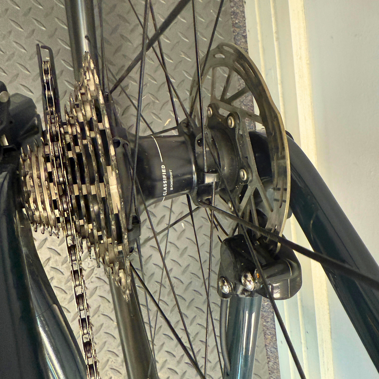 Vielo R+1 Large Anthracite Sram Force D1 AXS with Classified Powershift and CF R50 Wheels