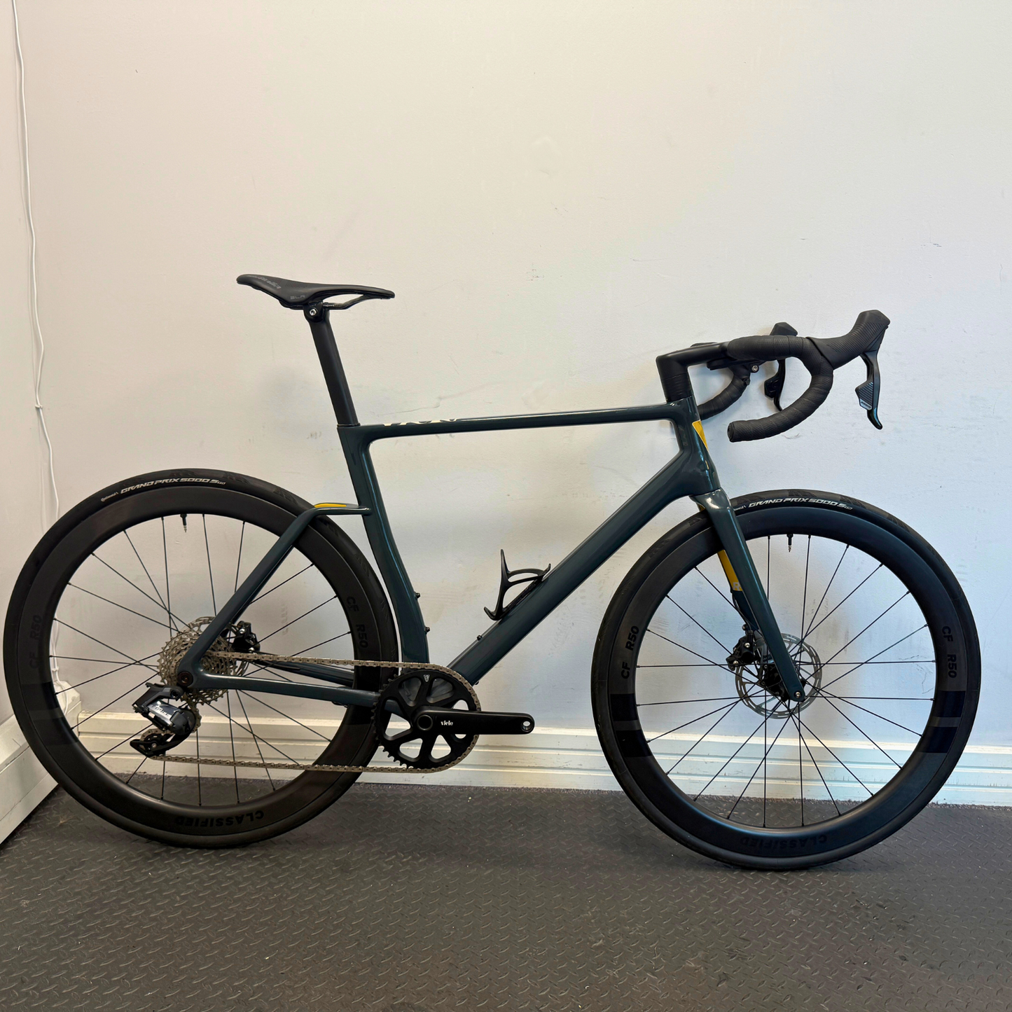 Vielo R+1 Large Anthracite Sram Force D1 AXS with Classified Powershift and CF R50 Wheels