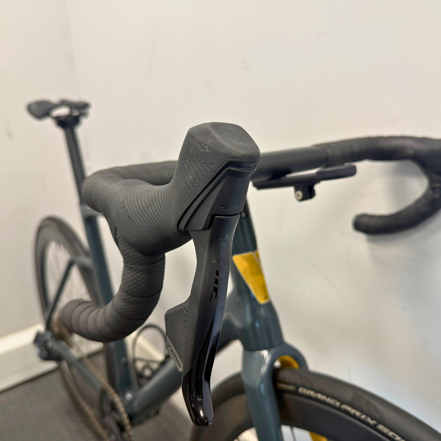 Vielo R+1 Large Anthracite Sram Force D1 AXS with Classified Powershift and CF R50 Wheels