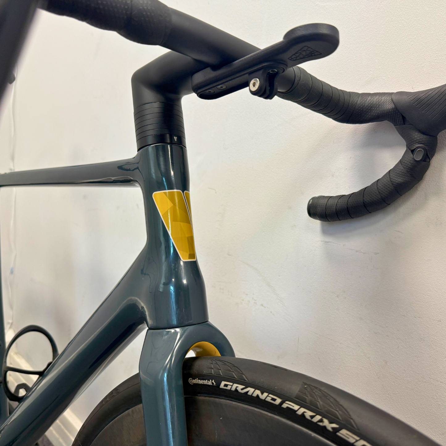 Vielo R+1 Large Anthracite Sram Force D1 AXS with Classified Powershift and CF R50 Wheels
