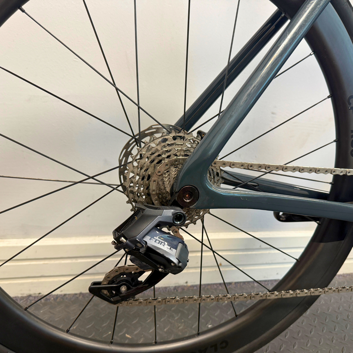 Vielo R+1 Large Anthracite Sram Force D1 AXS with Classified Powershift and CF R50 Wheels