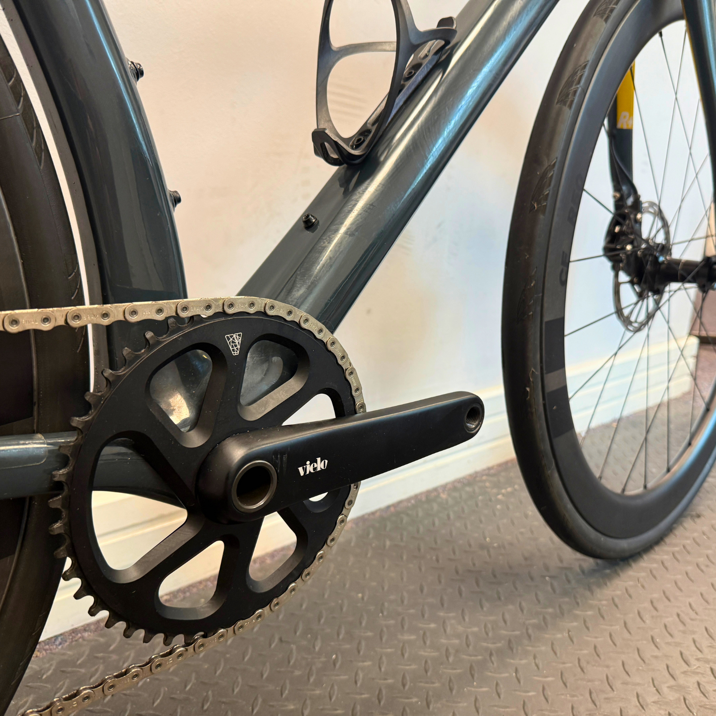 Vielo R+1 Large Anthracite Sram Force D1 AXS with Classified Powershift and CF R50 Wheels
