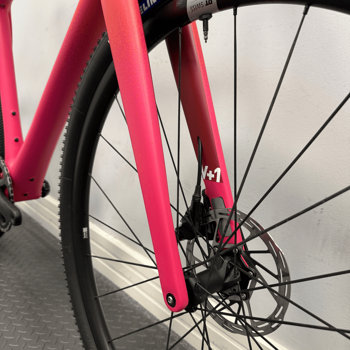 Vielo V+1 Medium Race Edition with Force D2 XPLR and DT Swiss Wheels