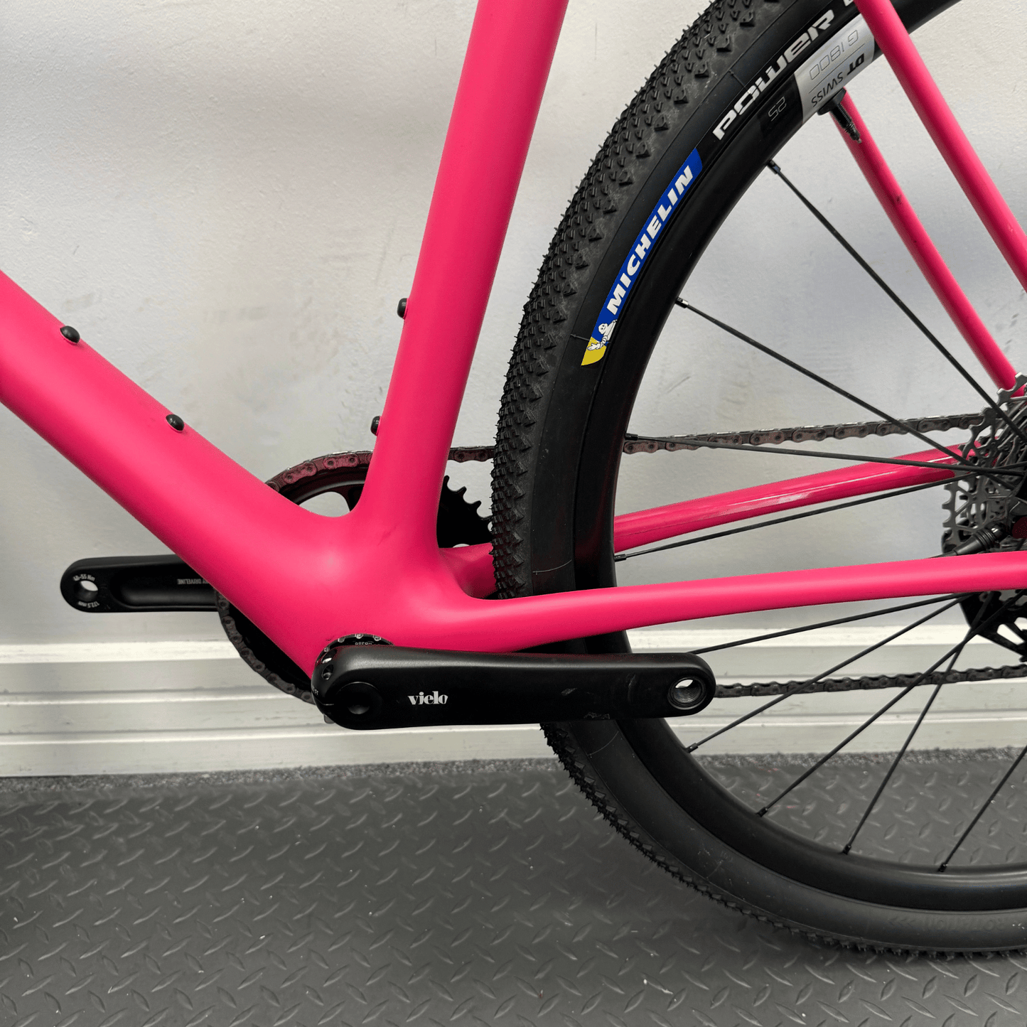 Vielo V+1 Medium Race Edition with Force D2 XPLR and DT Swiss Wheels
