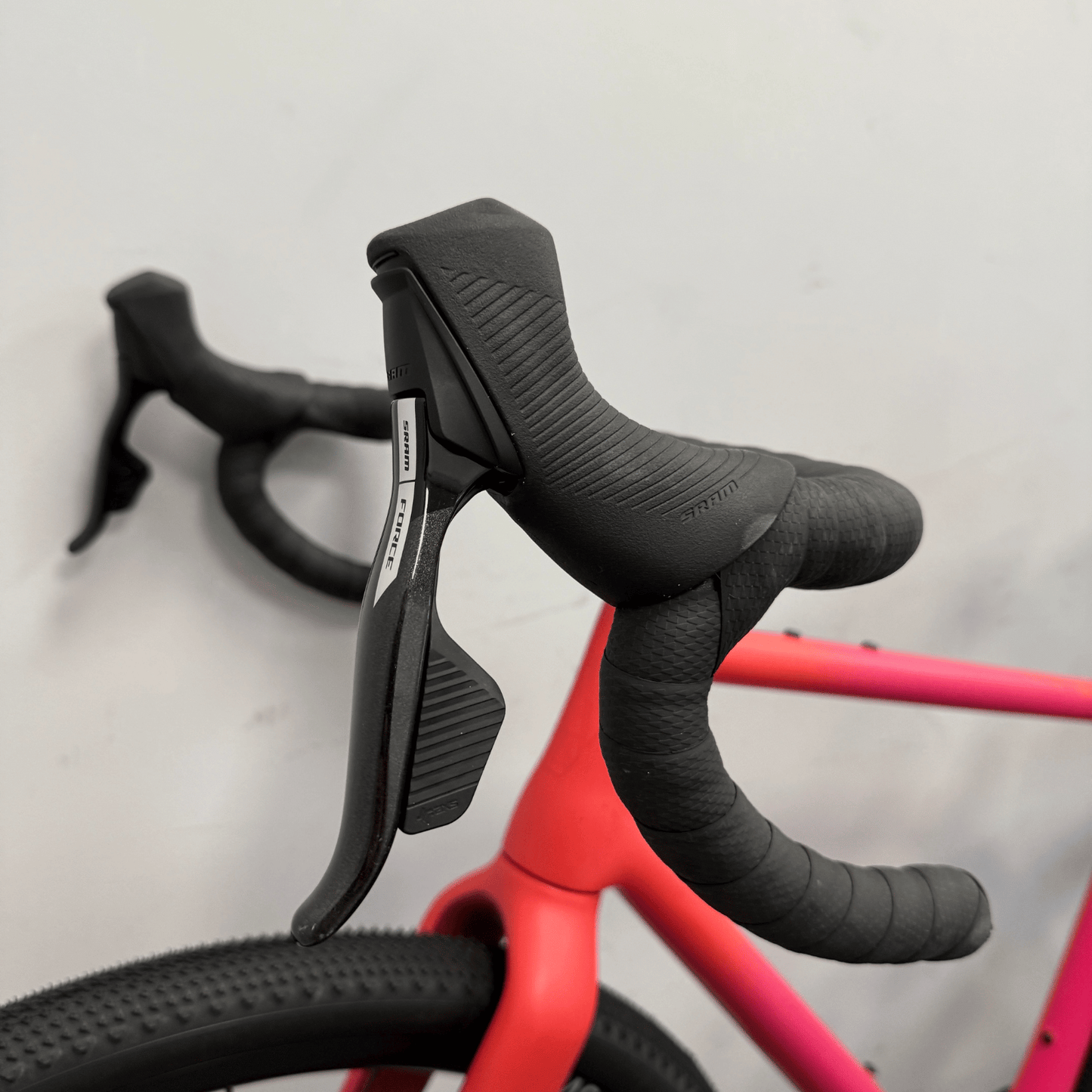Vielo V+1 Medium Race Edition with Force D2 XPLR and DT Swiss Wheels