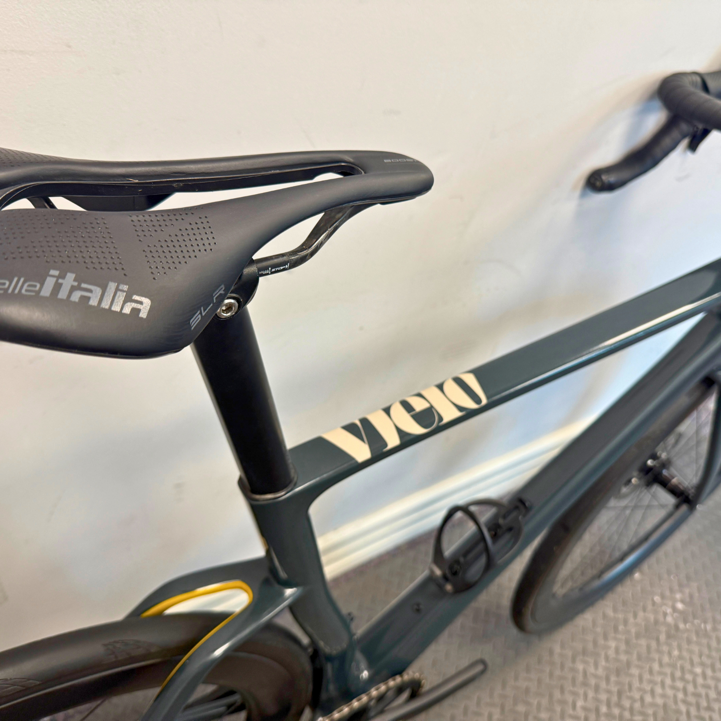 Vielo R+1 Large Anthracite Sram Force D1 AXS with Classified Powershift and CF R50 Wheels