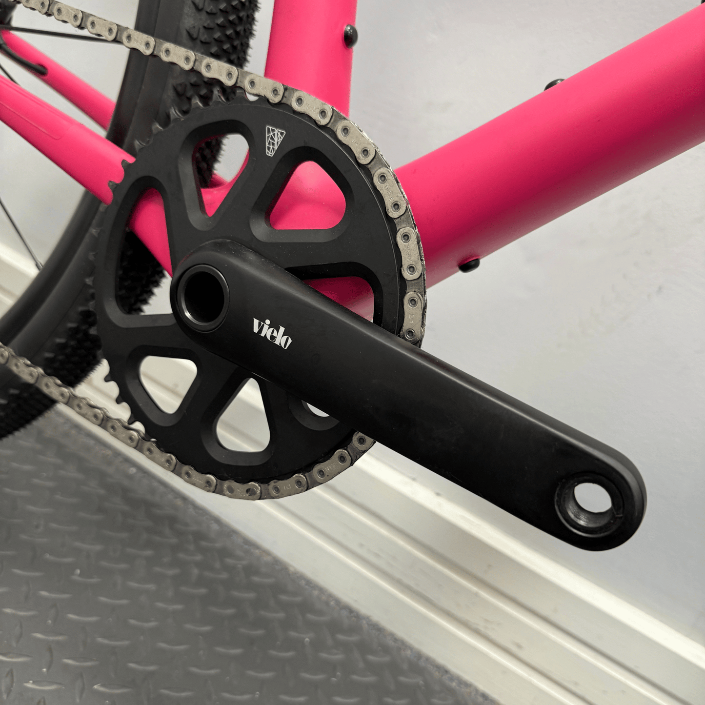 Vielo V+1 Medium Race Edition with Force D2 XPLR and DT Swiss Wheels