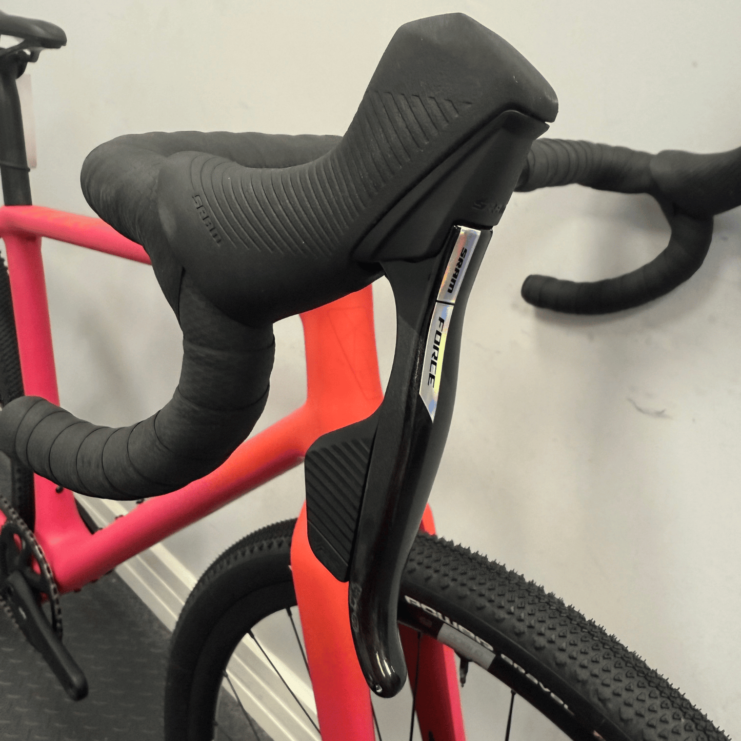 Vielo V+1 Medium Race Edition with Force D2 XPLR and DT Swiss Wheels