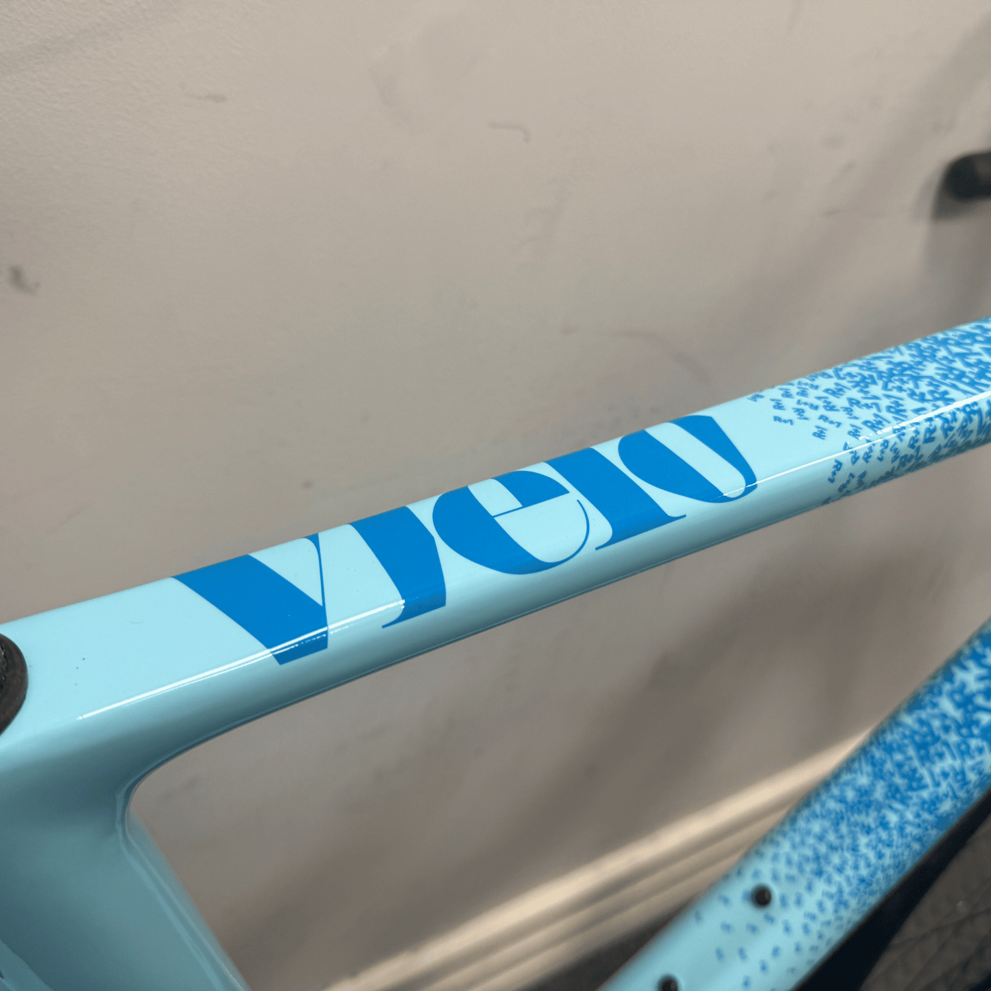 Vielo R+1 Medium Cyan Blue with Sram Rival AXS 12 speed DT Swiss E1800 wheels