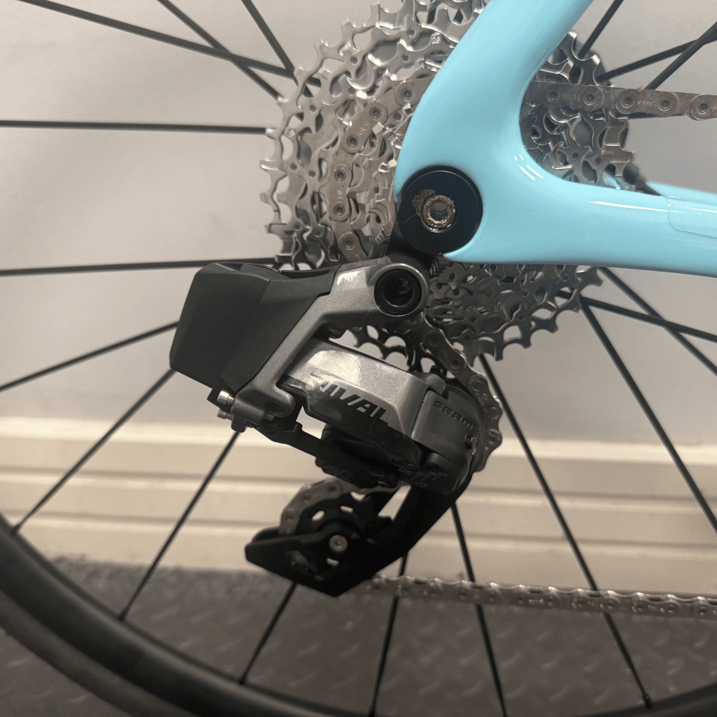 Vielo R+1 Medium Cyan Blue with Sram Rival AXS 12 speed DT Swiss E1800 wheels