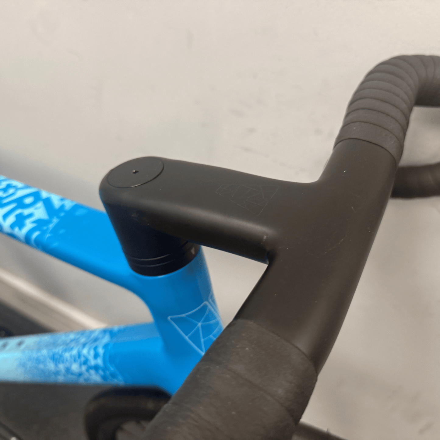 Vielo R+1 Medium Cyan Blue with Sram Rival AXS 12 speed DT Swiss E1800 wheels