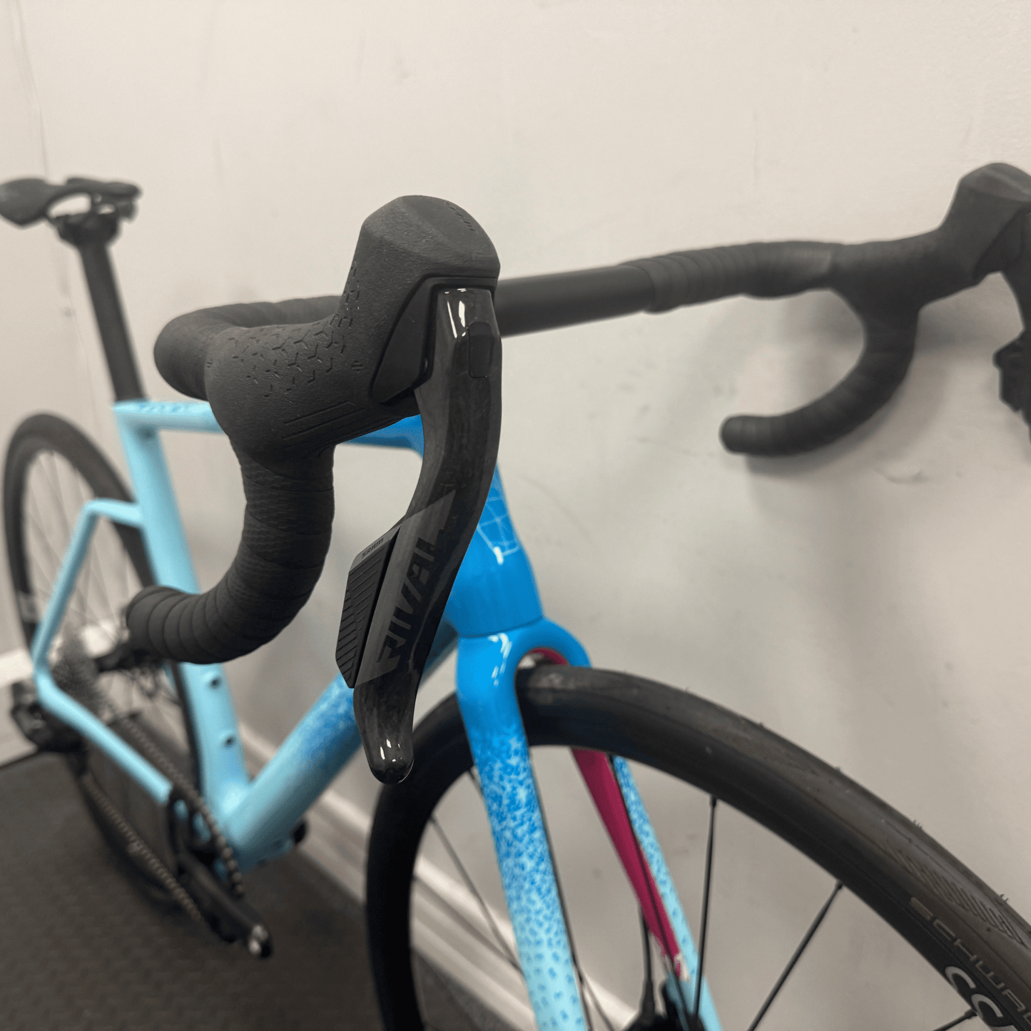 Vielo R+1 Medium Cyan Blue with Sram Rival AXS 12 speed DT Swiss E1800 wheels
